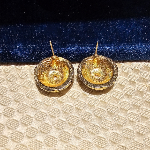 Vintage Goldtone Love Knot Post Pierced Earrings EUC - Picture 3 of 6